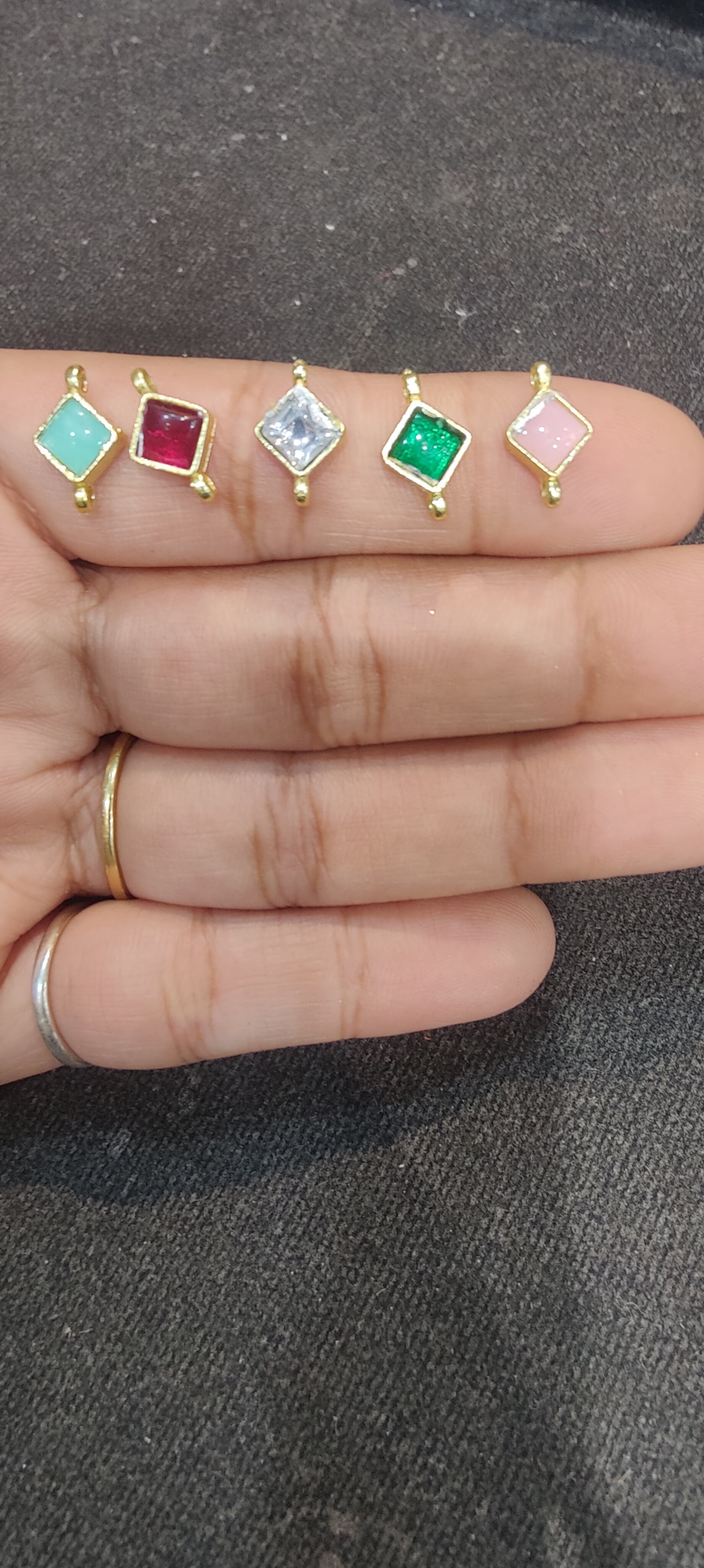 Single Stone Jadau Kundan||12 piece packing & 100 piece packing