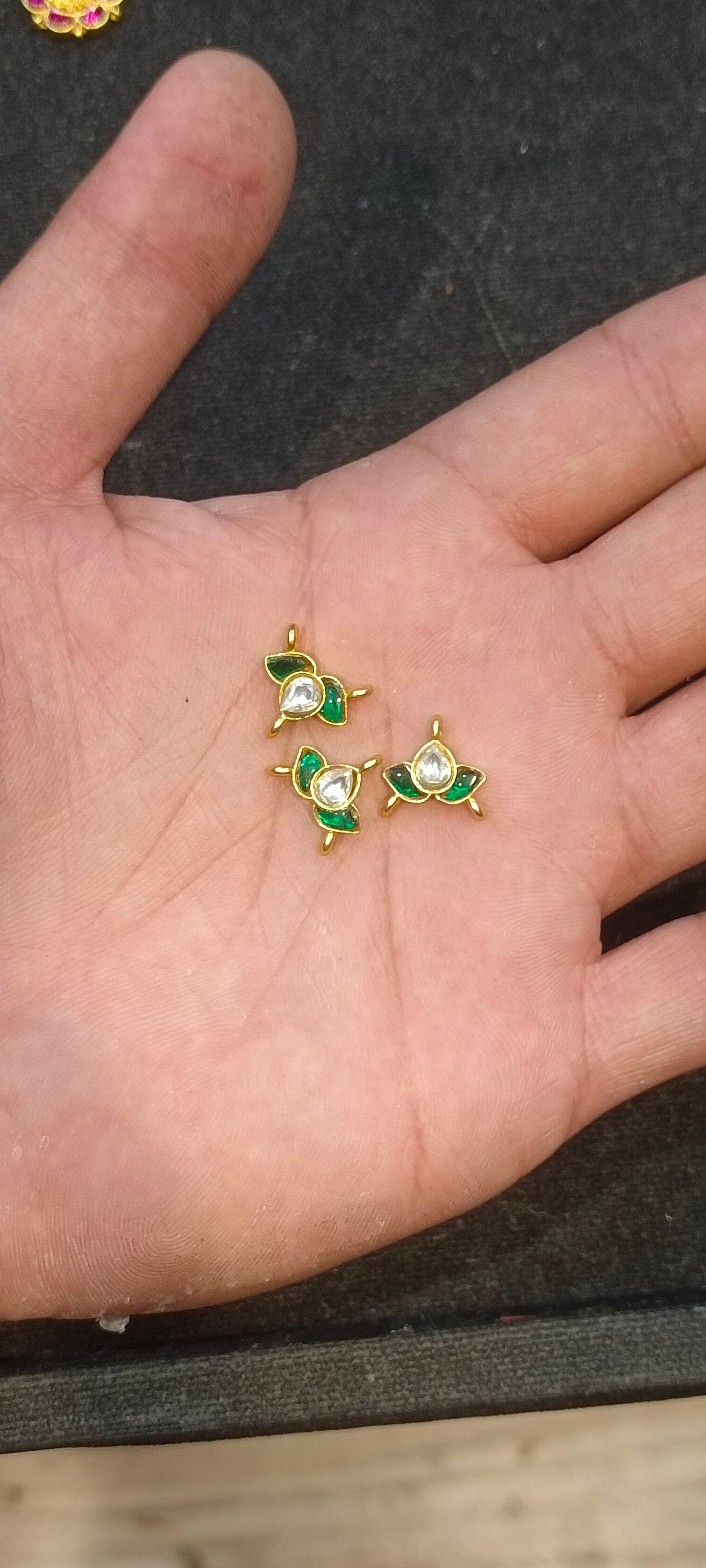 Jadau kundan||1 piece and||6 pieces pack||